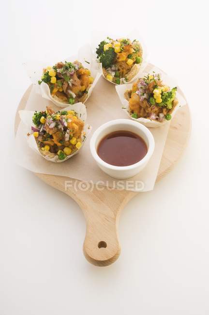 Caixas de pastelaria cheias de saladas de atum — Fotografia de Stock
