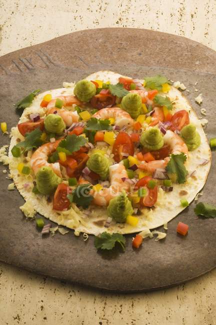 Tortilla with prawns and leek on wooden desk — Stock Photo