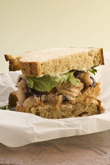 Бутерброд з квасолею і тунцем — стокове фото