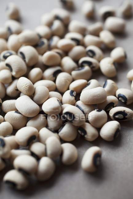 Dried black-eyed peas over white surface — Stock Photo
