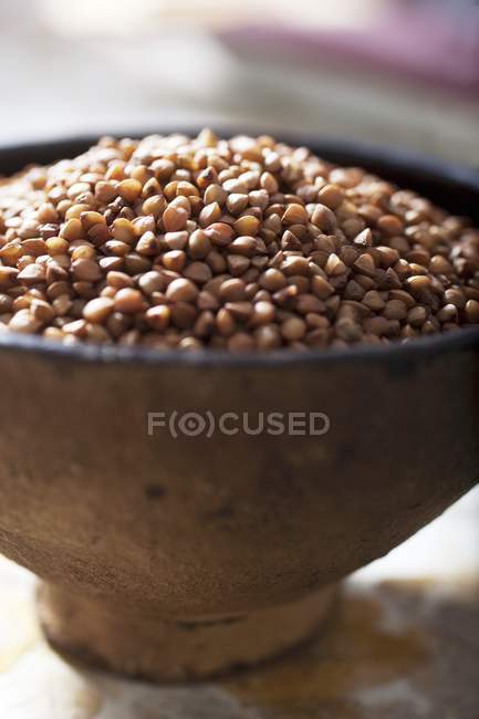 Primo piano vista di mucchio di grano saraceno in un piatto — Foto stock