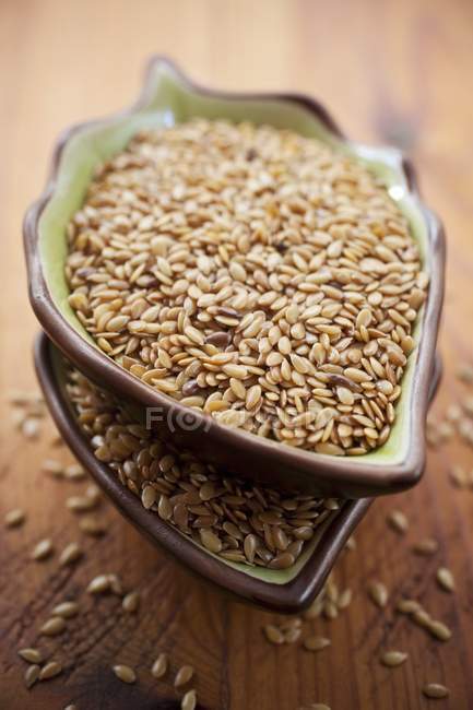 Льняные семена в керамической посуде — стоковое фото