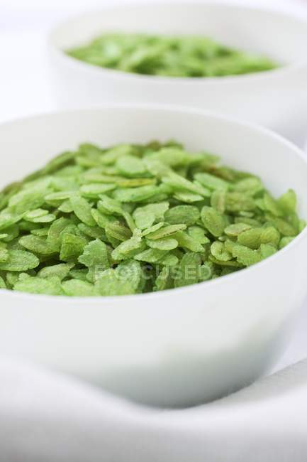 Зелений рис в мисках — стокове фото