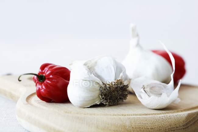 Garlic and lampion chillis — Stock Photo
