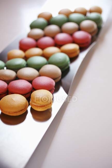 Macarons colorés en rangée — Photo de stock