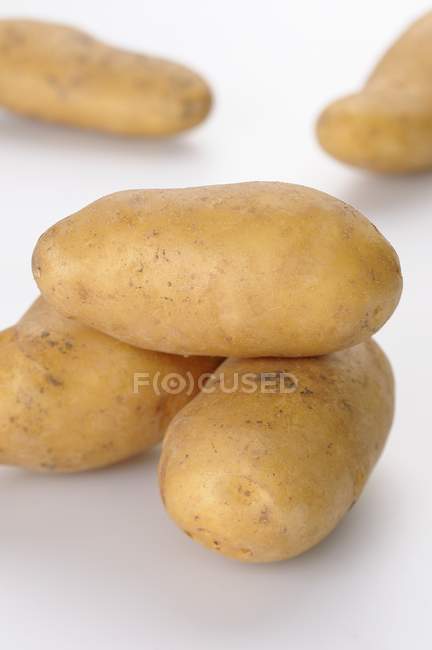 Patatas crudas lavadas - foto de stock