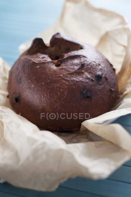 Pan de chocolate sobre papel - foto de stock