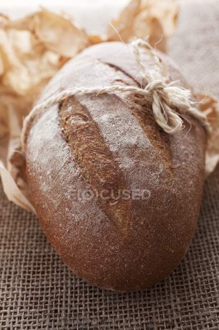 Pão de país sobre papel — Fotografia de Stock
