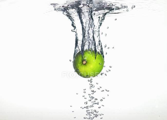 Lime falling into water — Stock Photo