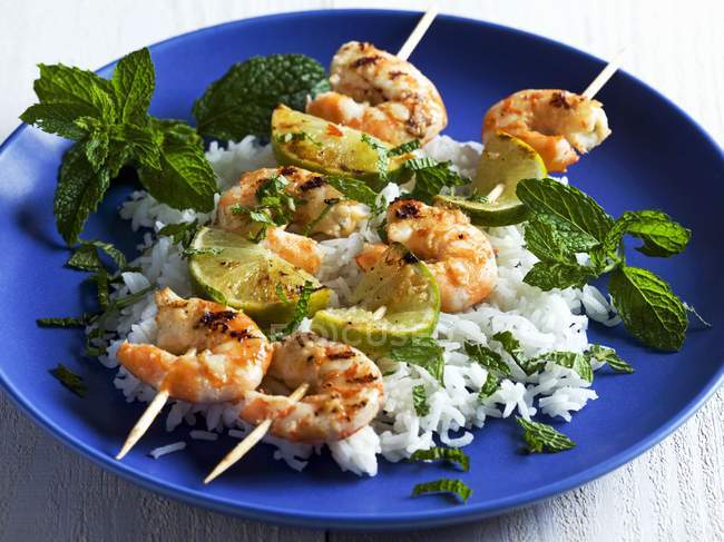 Kebabs de camarão com arroz — Fotografia de Stock