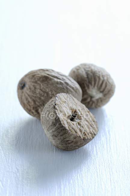 Tres nutmegs enteros - foto de stock