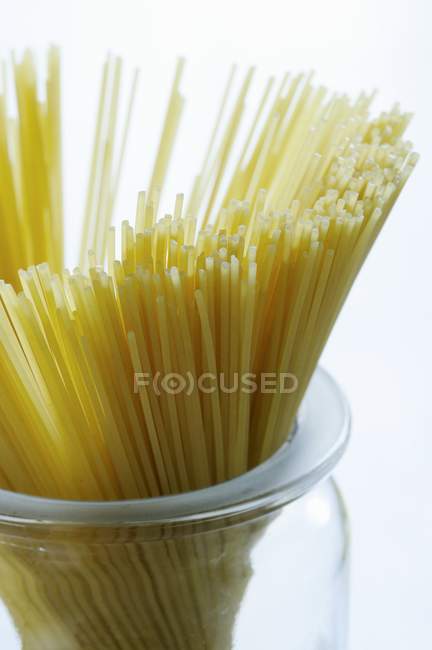 Paquete de espaguetis en tarro de vidrio - foto de stock