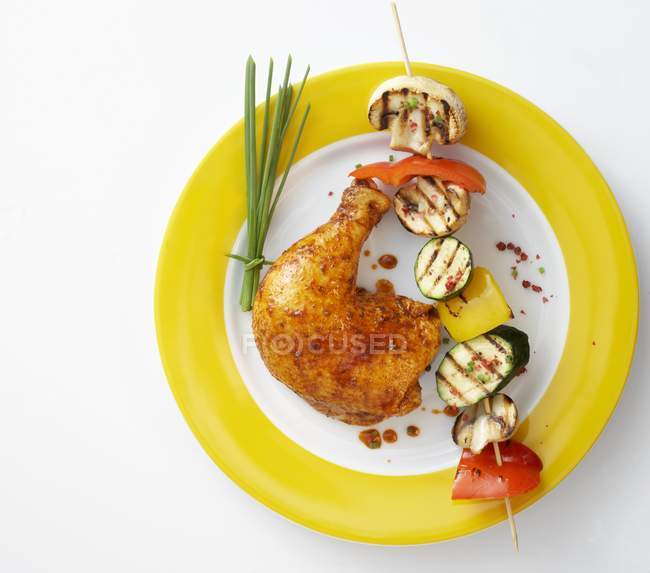 Perna de frango com kebab vegetal grelhado — Fotografia de Stock