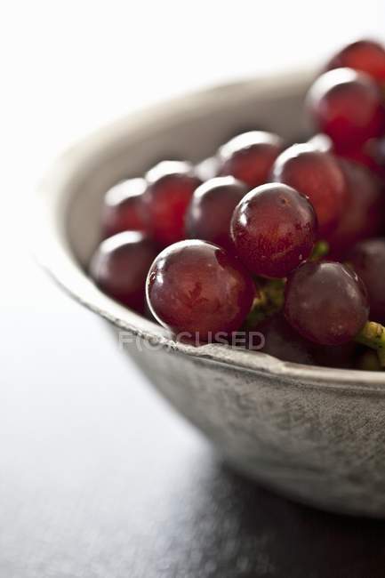 Bowl of red grapes — Stock Photo