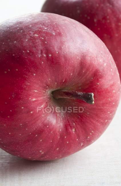Свежие спелые красные яблоки — стоковое фото