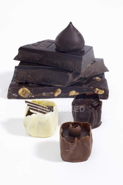 Différents morceaux de chocolat — Photo de stock