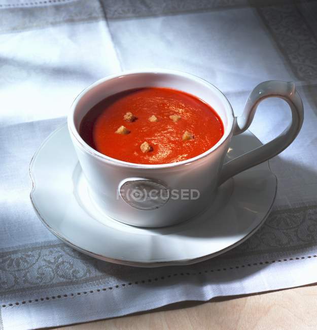 Soupe de tomates avec croûtons dans une tasse — Photo de stock