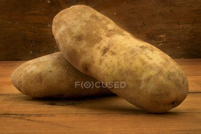 Batatas crudas lavadas - foto de stock