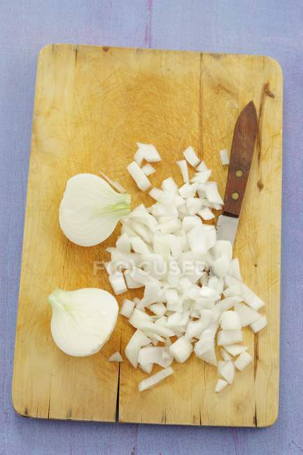 Oignons, coupés en deux et hachés — Photo de stock