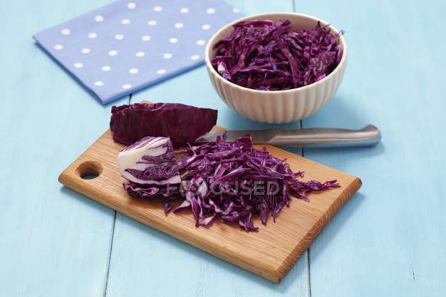 Shredded red cabbage in bowl — Stock Photo
