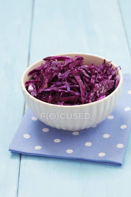 Bowl of chopped red cabbage — Stock Photo