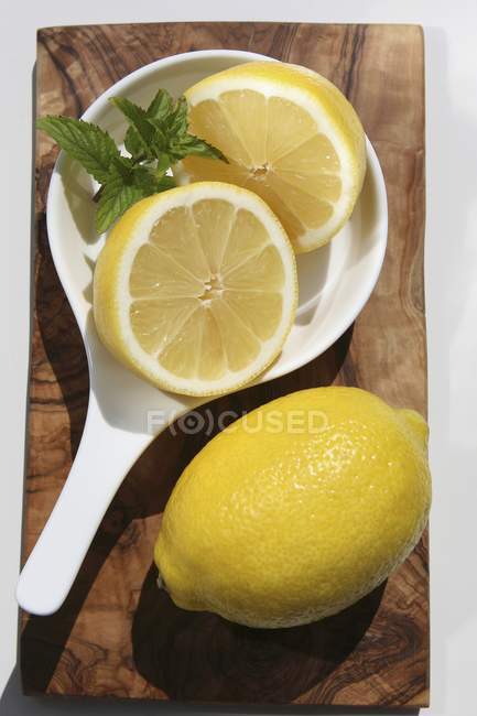 Свіжий лимон з половинками в страві — стокове фото