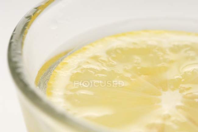 Ломтик лимона в стеклянной чаше — стоковое фото