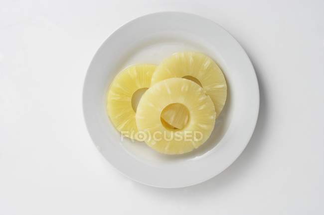 Fette di ananas sul piatto — Foto stock
