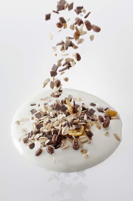 Muesli tomber dans le yaourt — Photo de stock