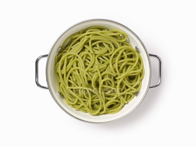 Gekochte Spinat Spaghetti Im Sieb Ready To Eat Nudeln Stock Photo