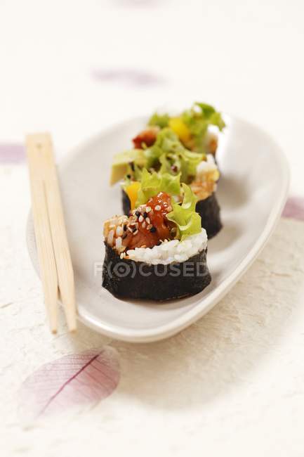Maki-Sushi mit gebackenem Fisch — Stockfoto