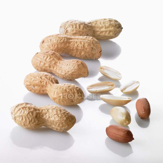 Shelled and unshelled peanuts — Stock Photo