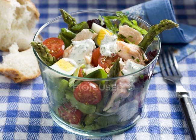 Lachssalat mit Spargel, Ei und Tomaten — Stockfoto