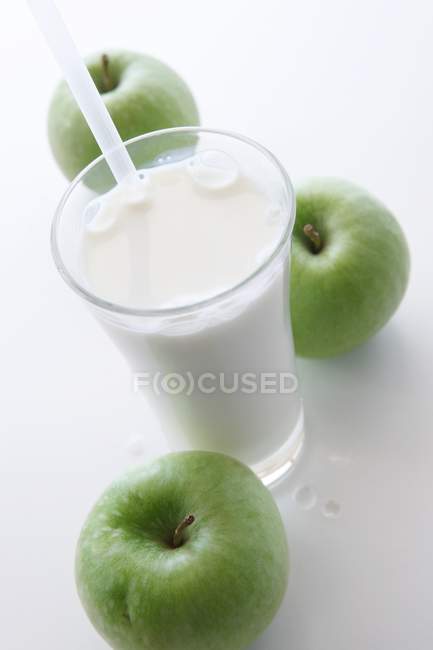 Glas Milch mit Stroh — Stockfoto