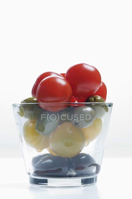 Cherry tomatoes and olives — Stock Photo
