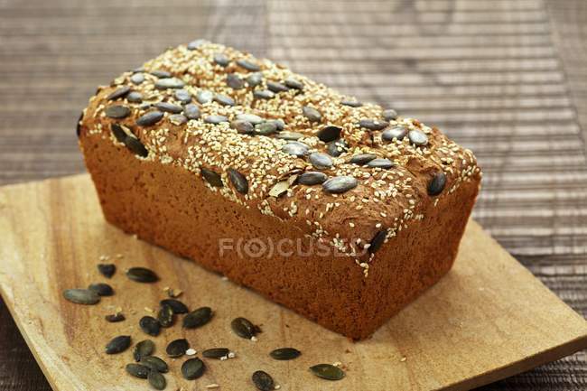 Pan de semilla de calabaza con sésamo - foto de stock