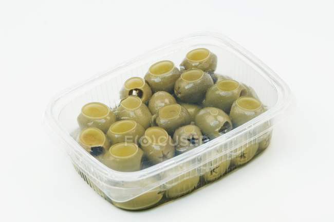 Зеленые оливки в пластиковых контейнерах — стоковое фото