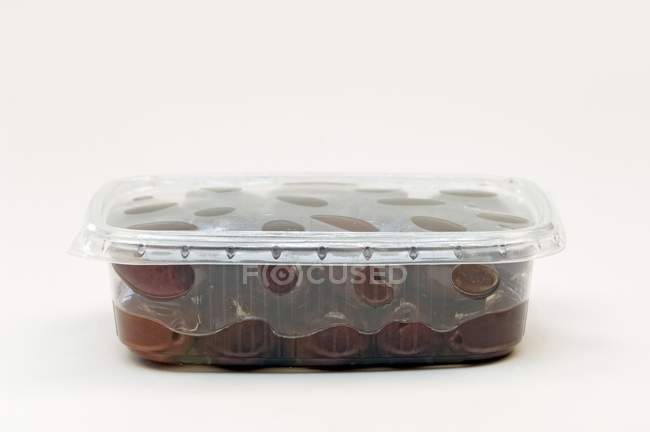 Оливки в пластиковом контейнере — стоковое фото