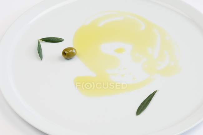 Huile d'olive sur une assiette — Photo de stock