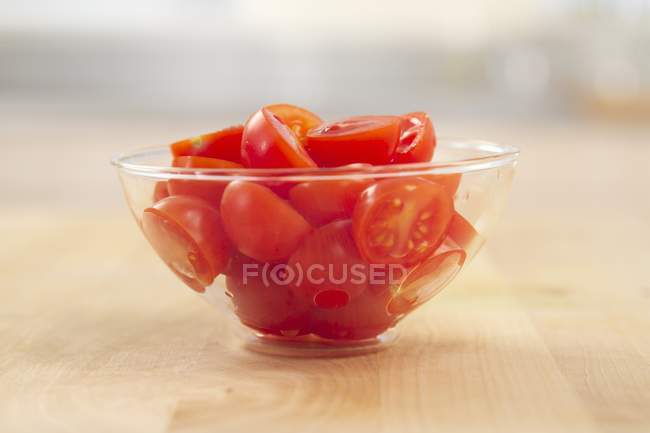 Halbierte Tomaten in Glasschale — Stockfoto