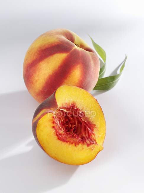 Два свежих персика. — стоковое фото