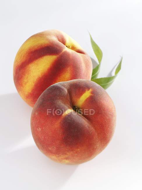 Zwei ganze Pfirsiche — Stockfoto