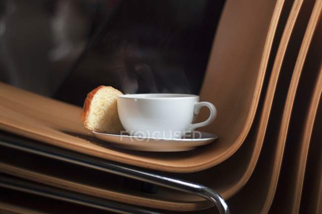 Tasse Kaffee und Brioche — Stockfoto