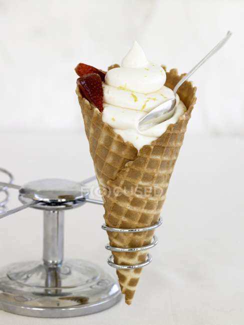 Ванільне морозиво у вафельному конусі — стокове фото