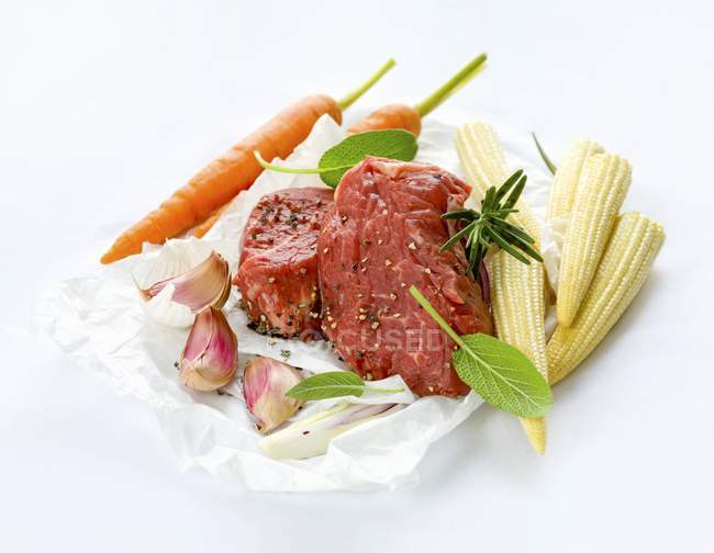 Piece of beef sirloin and fresh vegetables — Stock Photo