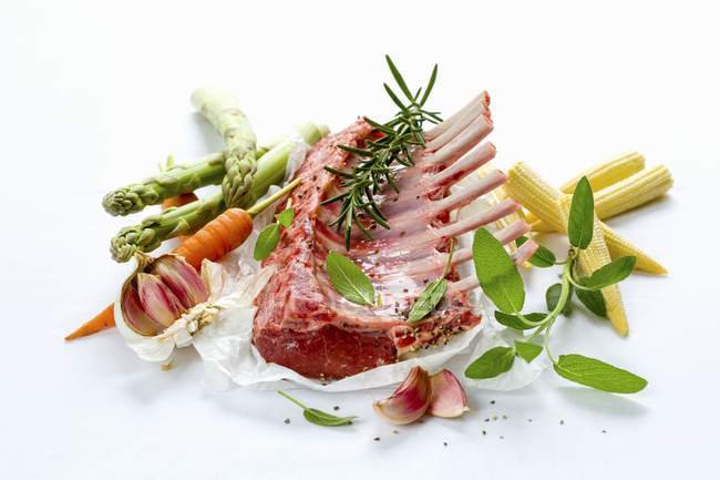 Rack of lamb with fresh vegetables — Stock Photo