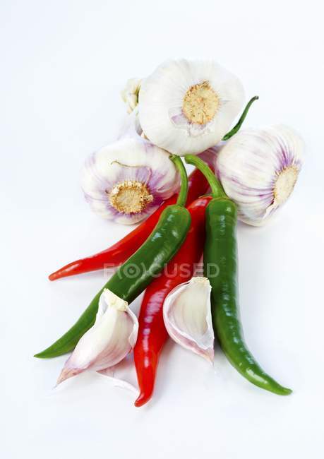 Fresh garlic and chilli peppers — Stock Photo