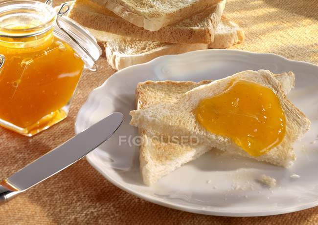Primo piano vista di pani tostati con marmellata di zucca — Foto stock