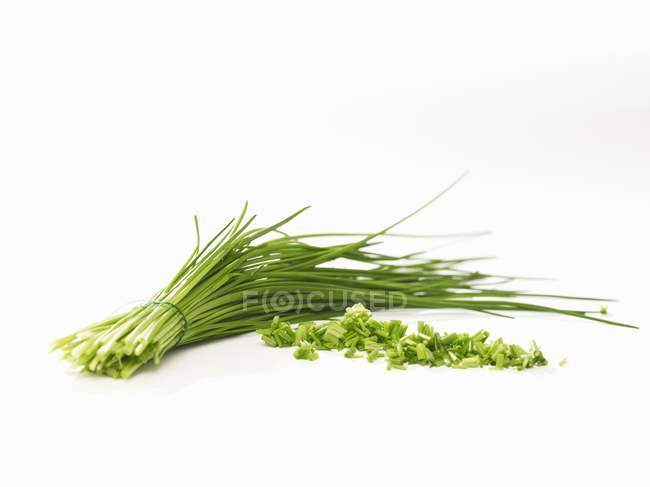 Mazzo di erba cipollina con fette — Foto stock