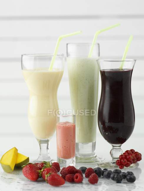 Various smoothies and fruit — Stock Photo